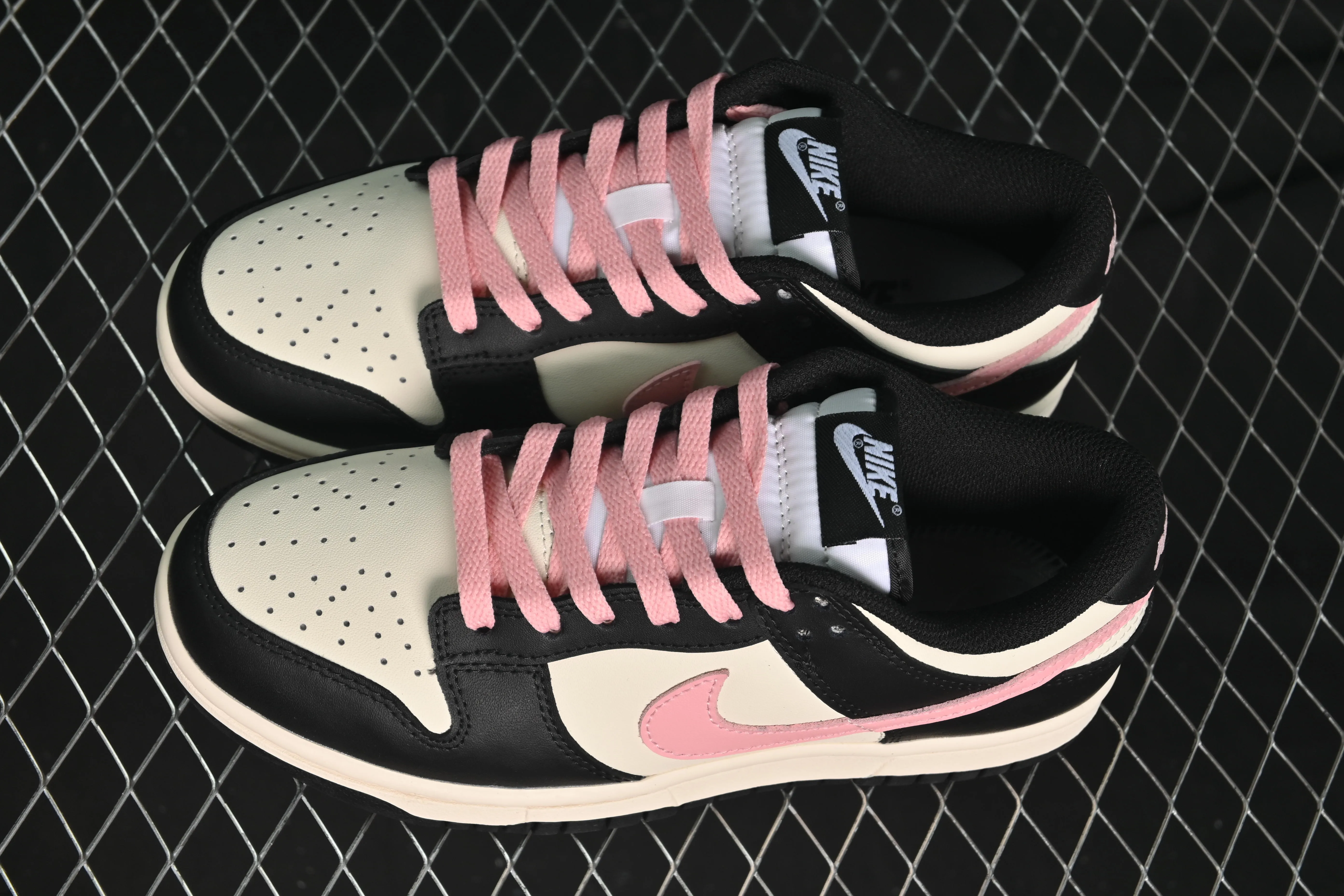 All Categories Nk SB Dunk Series Nk SB Dunk Low Low-top sneakers Nike SB Dunk Low White, black and pink color Low-top casual sneakers DD1391-100